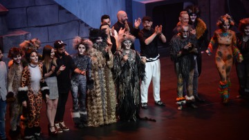 «Cats» αλά ελληνικά: Τα δάκρυα για τον Αρζόγλου, οι τρομερές «Γάτες» και το pole dancing της Συνατσάκη