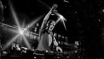 O Avicii έκοψε τις φλέβες του