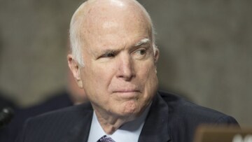 Αυτό θα πει αντιπάθεια: Ο γερουσιαστής Μακέιν δεν θέλει τον Τραμπ ούτε στην... κηδεία του