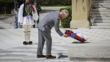 Ο Κάρολος στην Αθήνα: Σε σχήμα στέμματος το στεφάνι που κατέθεσε στον Άγνωστο Στρατιώτη 