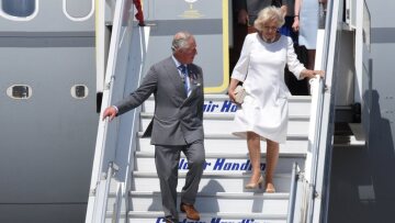 Με λευκό φόρεμα και τσόκερ από μαργαριτάρια η Καμίλα Πάρκερ Μπόουλς στην Αθήνα