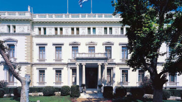 Σφυρίδα στο φούρνο και καρυδόπιτα το μενού του προεδρικού γεύματος στον Κάρολο και την Καμίλα