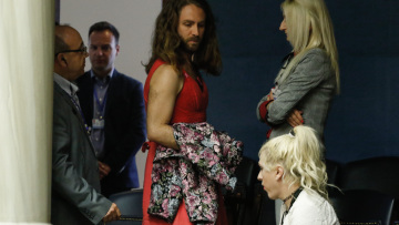 Με ονομαστική ψηφοφορία κλείνει η «μάχη» για την αναδοχή από ομόφυλα ζευγάρια