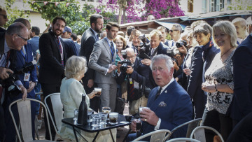 Ο Κάρολος και η Καμίλα στο κέντρο της Αθήνας: Ήπιαν... φρέντο χωρίς καλαμάκι κι έφαγαν κουλούρι