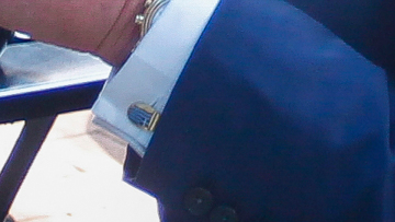  Ο Κάρολος φορά μανικετόκουμπα με την ελληνική σημαία