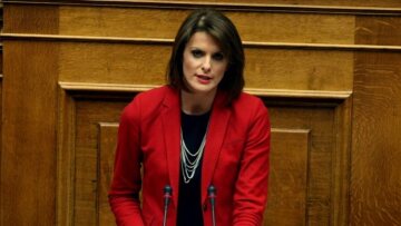 Διευκρινίσεις της Μάρκου για το «όχι» στην αναδοχή από ομόφυλα ζευγάρια που έγινε «ναι»