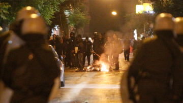 Με επεισόδια, δεκάδες μολότοφ και δύο τραυματίες αστυνομικούς «ξεκίνησε» ο τελικός του Κυπέλλου