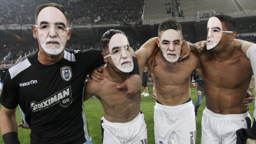 Με μάσκες Ιβάν Σαββίδη πανηγύρισαν οι παίκτες του ΠΑΟΚ το Κύπελλο