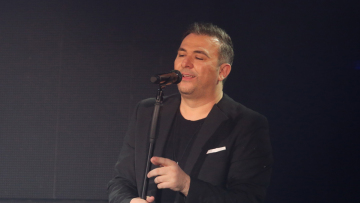 Βίντεο: Ο Αντώνης Ρέμος τραγουδάει σε ένα κατάμεστο από Έλληνες κλαμπ του Λονδίνου!