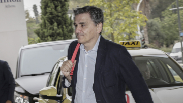 «Πανηγυρισμοί» στην κυβέρνηση: «Κούρεμα» συντάξεων το 2019, μείωση αφορολόγητου το 2020