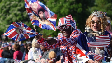 Χάρι - Μέγκαν:  Φρενίτιδα για τον πριγκιπικό γάμο - Χιλιάδες κόσμου στο Ουίνδσορ, αναμνηστικά και σαμπάνιες