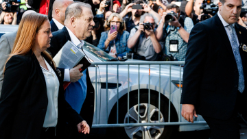 Για βιασμό κατηγορείται ο Γουάινσταϊν  που παραδόθηκε στις αστυνομικές αρχές της Νέας Υόρκης