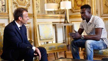 Ο Μακρόν θα  κάνει Γάλλο και πυροσβέστη τον «Spiderman» που έσωσε τον τετράχρονο 