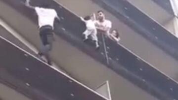 Ο τετράχρονος που έσωσε ο ήρωας μετανάστης είχε ήδη πέσει 5 μέτρα από πιο πάνω όροφο!