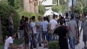 Σε  κατάσταση πολιορκίας η Άμφισσα: Ρομά με ξύλα και ρόπαλα απειλούν να πάρουν το νόμο στα χέρια τους 