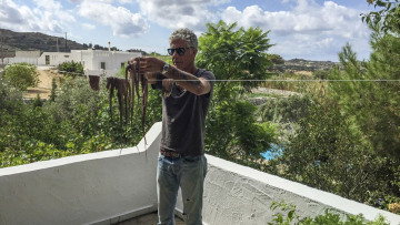 Κρεμάστηκε ο Άντονι Μπουρντέν - Ποιος ήταν ο σεφ-σταρ που γύρισε τον πλανήτη και λάτρεψε τη Νάξο