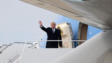 To Air Force One με τον Ντόναλντ Τραμπ προσγειώθηκε στη Σιγκαπούρη 