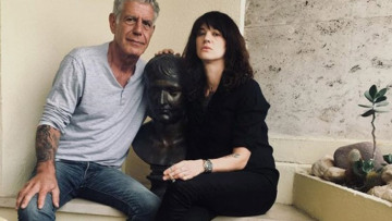 H σύντροφoς του Άντονι Μπουρντέν και οι τελευταίες της αναρτήσεις στα social media