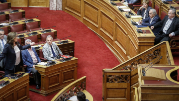 Βουλή: Σύγκρουση Κοτζιά - Μπακογιάννη για τα πτυχία τους και την Στάζι