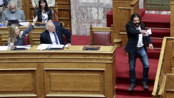 Με το βουλευτικό αυτοκίνητο και με ταχύτητα 180 χλμ ξέφυγε από τα μπλόκα ο Μπαρμπαρούσης 