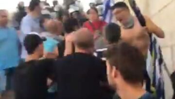 Βίντεο: Διαδηλωτές στο Σύνταγμα εντόπισαν νεαρό με τσάντα γεμάτη πέτρες και τον παρέδωσαν στην ΕΛ.ΑΣ.