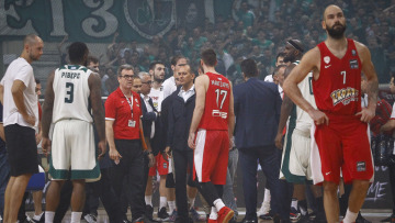 Βίντεο: Οπαδοί του ΠΑΟ πέταξαν αντικείμενα στον πάγκο του Ολυμπιακού και οι Πειραιώτες αποχώρησαν από το παρκέ 