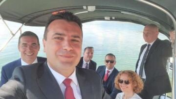 Η selfie και το μήνυμα του Ζάεφ μέσα από το σκάφος που τον μετέφερε στις Πρέσπες
