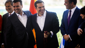 Το παρασκήνιο των Πρεσπών: Οσα δεν έδειξαν οι κάμερες