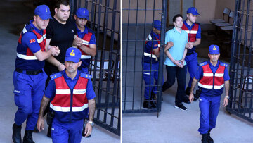 Νέες φωτογραφίες των δύο στρατιωτικών - «Σιδηροδέσμιοι» στο δικαστήριο για το τέταρτο «όχι»