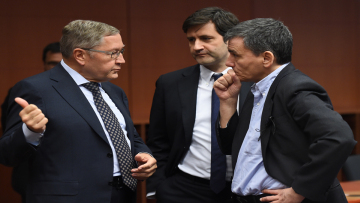 Ψυχρολουσία και από τον ESM: Εφαρμόστε έγκαιρα τις μειώσεις σε συντάξεις και αφορολόγητο