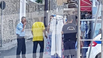 Ψαρού, Μύκονος: Συνελήφθη πρώην στέλεχος πολυεθνικής γιατί πουλούσε καφτάνια στο δρόμο