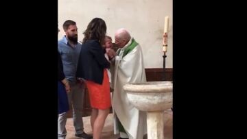 Σάλος με ιερέα που... χαστουκίζει μωράκι επειδή κλαίει στη βάπτιση