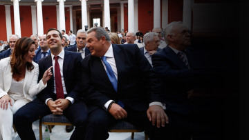 #αγάπη μου_έβαλα_γραβάτα: «Ξεσάλωσε» το Twitter  με τη γραβάτα  του Τσίπρα στο Ζάππειο