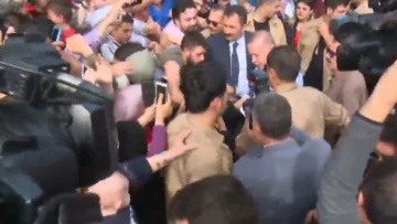 Βίντεο... απείρου κάλλους από την Τουρκία: Φιλούν τα χέρια του Eρντογάν!