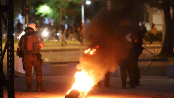 Θεσσαλονίκη: Πεδίο μάχης μέχρι αργά η πόλη για εκδήλωση του ΣΥΡΙΖΑ για το Μακεδονικό - Συγκρούσεις με τα ΜΑΤ και χημικά