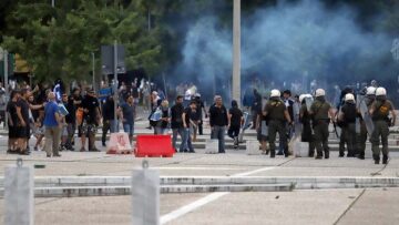 Θεσσαλονίκη: Χημικά και πετροπόλεμος σε εκδήλωση του ΣΥΡΙΖΑ για τη συμφωνία με τα Σκόπια 