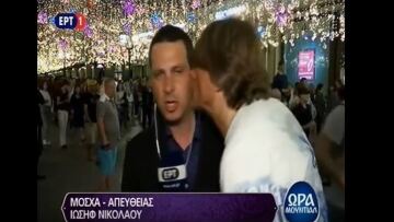 Βίντεο: Δημοσιογράφος της ΕΡΤ στη Μόσχα δέχθηκε φιλί από φίλαθλο σε ζωντανή μετάδοση