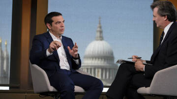 Τσίπρας στο Bloomberg: Εμείς θα αποφασίσουμε αν θα μειωθούν οι συντάξεις