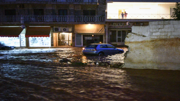 Πνίγηκε ξανά η Μάνδρα περιμένοντας τη Δούρου: Συγκλονιστικά βίντεο 