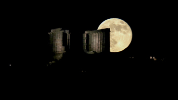 Φωτογραφίες: «Strawberry Moon», η ξεχωριστή Πανσέληνος του Ιουνίου με φόντο το Σούνιο