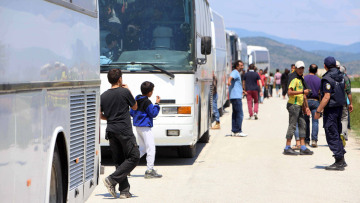 Προσφυγικό: Όλοι πήραν χρήματα, εμείς πολλούς πρόσφυγες και μειωμένο ΦΠΑ για 6 μήνες 