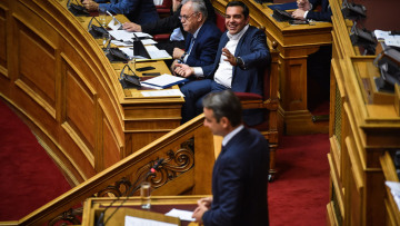 Τσίπρας: Είμαστε περήφανοι για την στάση του λαού στις 5 Ιούλη του 2015 - Μητσοτάκης: Με φιέστες και λαμέ γραβάτες δεν τελειώνει η κρίση