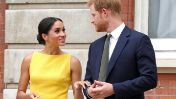  Η Μέγκαν Μαρκλ λαμπερή με κίτρινο φόρεμα από τον στιλίστα της Lady Gaga