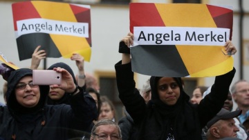 Deutsche Welle: Δυσμενής για την Ελλάδα η συμφωνία για το προσφυγικό 