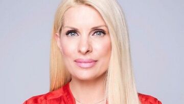 Η Ελένη Μενεγάκη ποζάρει με μπικίνι και τραυματισμένο γόνατο