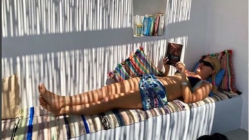 Ελένη Μενεγάκη: Δείτε φωτογραφίες από την καλοκαιρινή της... σιέστα