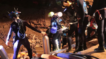 Θρίλερ με τα παιδιά στην Ταϊλάνδη: Οι διασώστες αντλούν τα νερά από τη σπηλιά για να περπατήσουν στην έξοδο