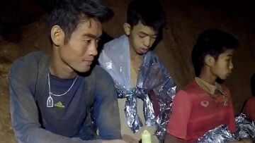 Διάσωση θρίλερ στην Ταϊλάνδη: Πολύ αδύναμος ο προπονητής - Εδινε το φαγητό του στα παιδιά