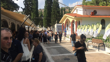 Θρήνος στην Αργυρούπολη: Με ένα λευκό τριαντάφυλλο αποχαιρέτησαν τον 15χρονο Νίκο