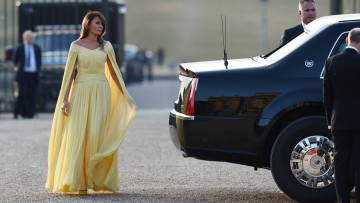 Μελάνια Τραμπ: Με κίτρινο αέρινο φόρεμα θύμιζε αρχαία Ελληνίδα θεά